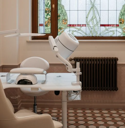 Рабочее место мастера по маникюру в салоне МАДАМ АРТ — чистота и стерильность