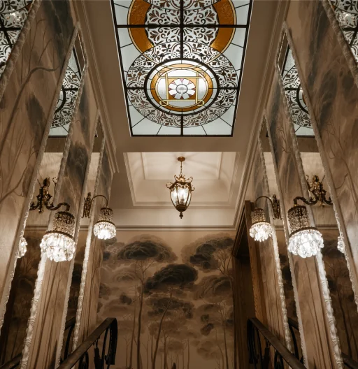 Витражное окно в интерьере салона МАДАМ АРТ