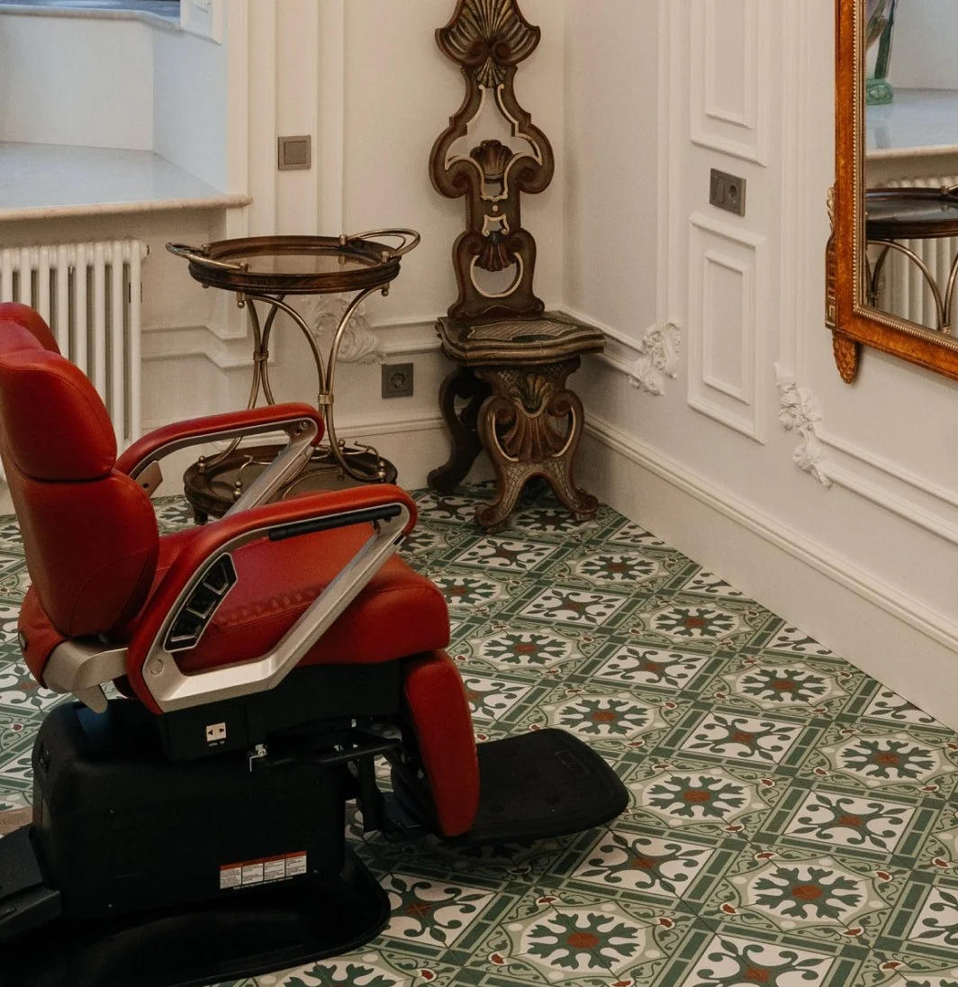 ВИП-кабинет салона МАДАМ АРТ — косметологическое кресло в интерьере с орнаментальной плиткой